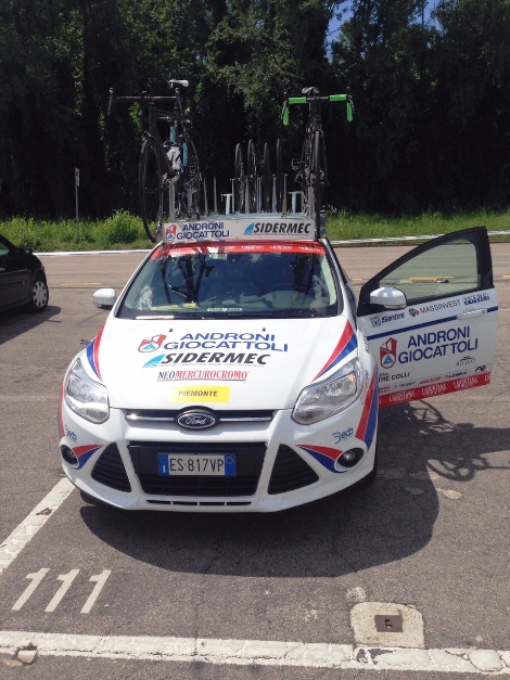 Ammiraglia del Team Androni Giocattoli-Sidermec al seguito della rappresentativa piemontese al recente Giro della Lunigiana