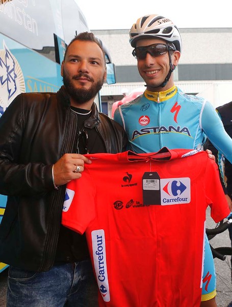 Fabio Aru con la maglia rossa della Vuelta (Foto Pisoni)