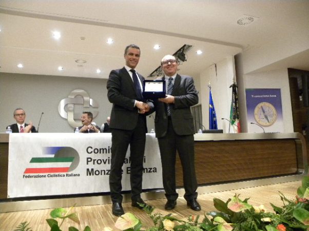 Davide Tagliabue premia Dr. Valsecchi (Foto Nastasi)