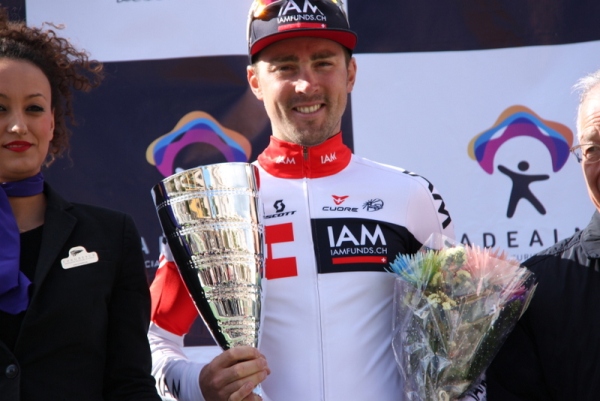 Howard sul podio con Coppa e Fiori (Foto JC Faucher)