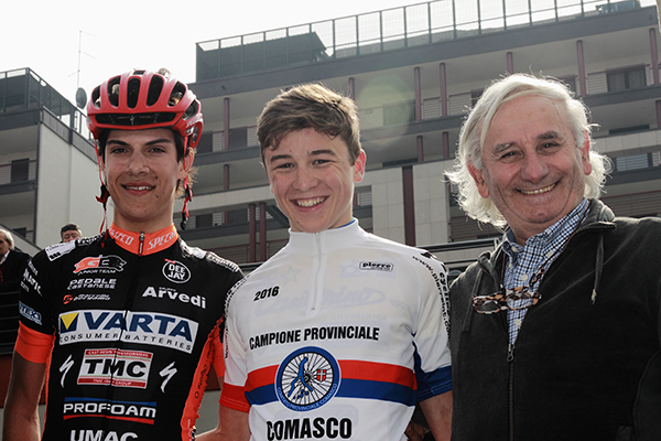 Andrea Bagioli neo Campione Comasco qui con Oldani e il presidente Bettoni (Foto Kia)