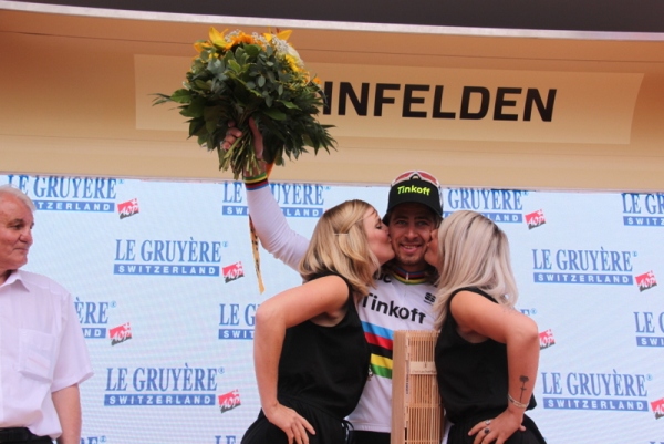 Sagan baciato dalle miss (Foto JC Faucher)