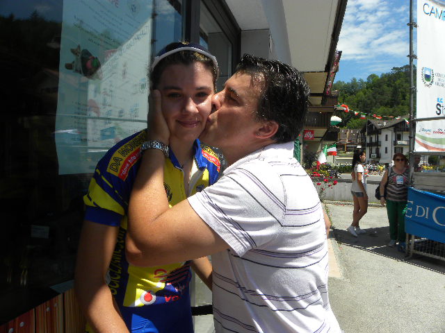 Sonia Rossetti riceve il bacio di papà Massimo, presidente della FCI Varese (Foto Nastasi)