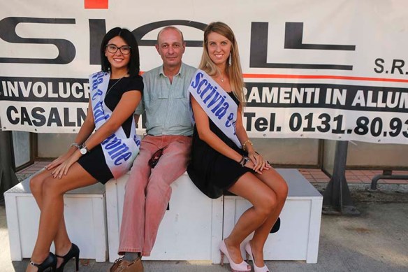 Ferrari, presidente del GS Bassa Valle Scrivia con le miss di Viguzzolo (Foto Pisoni)