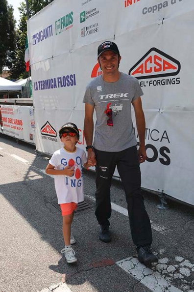 Ivan Basso col figlioletto a Solbiate Arno (Foto Pisoni)