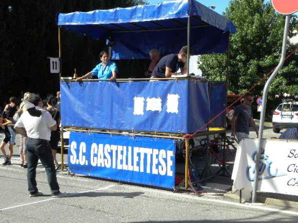 Presidente SC Castellettese Gabriella Ambrosi e sulla strada, Massimo Stilo vicesindaco di Castelletto Ticino (Foto Nastasi)
