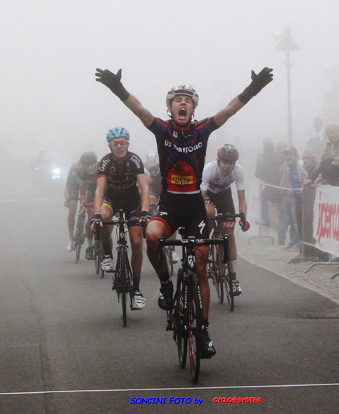 Tommaso Bramati, braccia al cielo, conquista il Sestriere (Foto Soncini-ciclo@system)