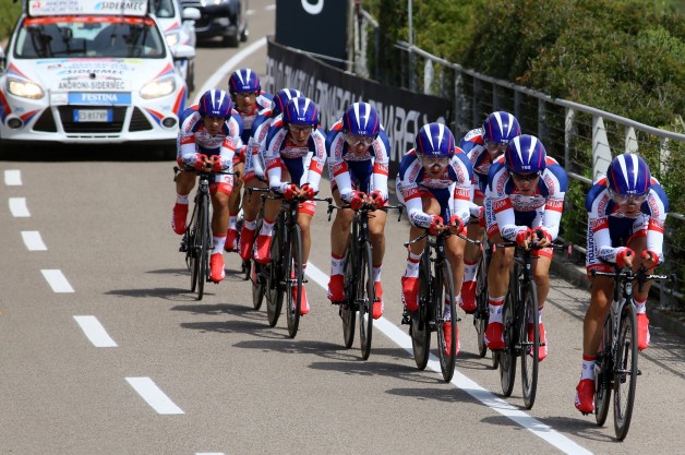 Team Androni Giocattoli-Sidermec in azione nella cronosquadre del Giro d'Italia 2015
