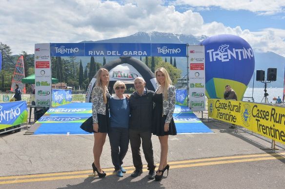 Nerino Joppi, qui alla linea di partenza delle crono che aprono il Giro del Trentino, con la moglie Lina e le miss (Foto Mosna)