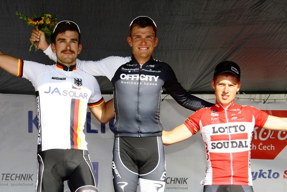 da sx Henning Bommel (D), Riccardo Bolzan e il belga Milan Menten podio 2^ tappa Giro sud Boemia (Scanferla)