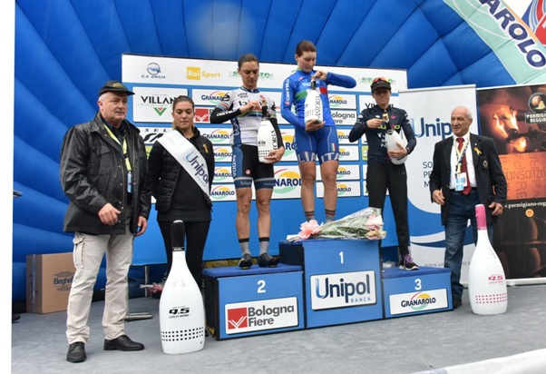 Longo Borghini Elisa sul podio del Giro dell'Emilia Donne (Foto Armanden)