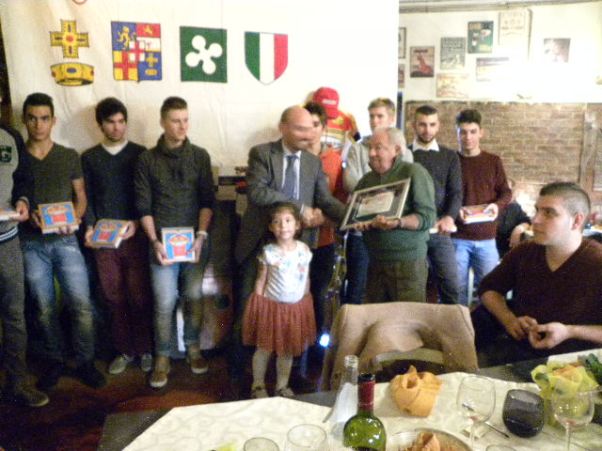 Premiazione DS Tino Conca con i suoi Juniores (Foto Nastasi)