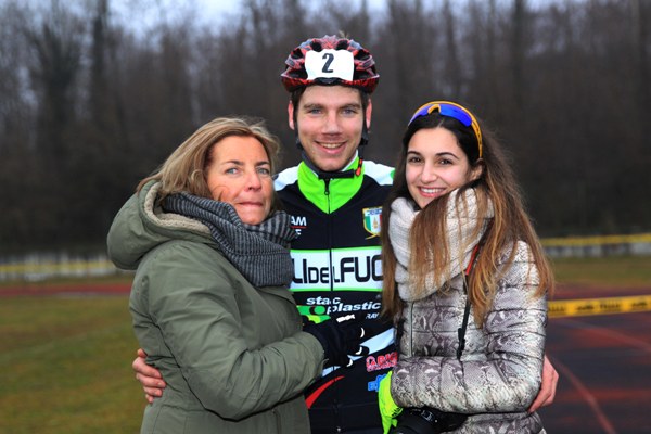 Fabio Todaro con la mamma Renata e la fidanzata (Foto Soncini)