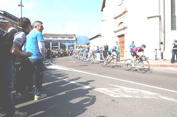 Giro del Trentino Melinda 2016 , 4° tappa Malè- Cles passaggio corridori