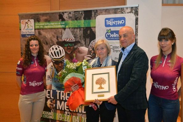 Lina Joppi riceve il Premio Ciclismo Vita Mia dalle mani dell'Assessore Mellarini (Foto Natascia Mosna G.)