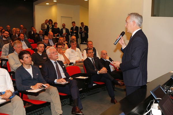 L'intervento del presidente Emanuele Galbusera e, seduto, il Dr. Ronconi (Foto Pisoni)