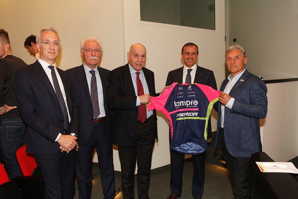 Ing. Leemans, Dr Ronconi e Giuseppe Saronni con maglia Lampre-Merida (Foto Pisoni)