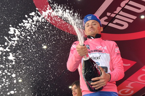 Giro D'Italia 2016-Brambilla brindisi in maglia rosa (Ansa)