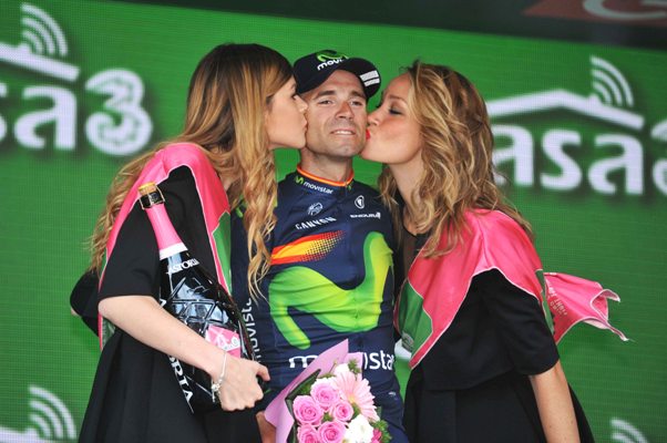 Valverde e il primo bacio delle miss al Giro (Foto Mosna Natascia G.)