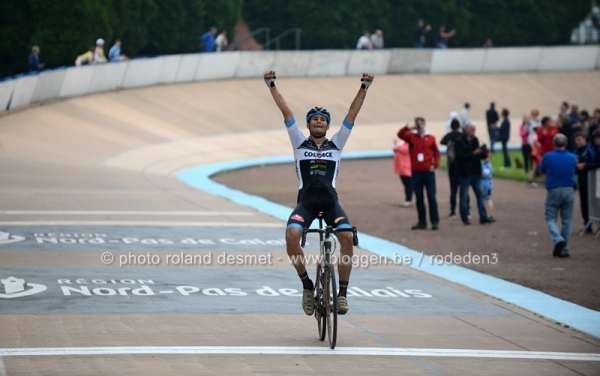 Filippo Ganna vince la Roubaix U23-2016 (Foto Roland Desmet)