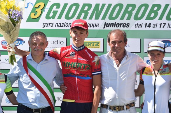 Alessandro Covi vincitore classifica a punti qui col Sindaco e col suo sponsor sig. Carlo Giorgi (Rodella)