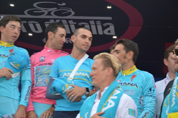 Vincenzo Nibali con l'Astana, la sua squadra (Foto Mule)
