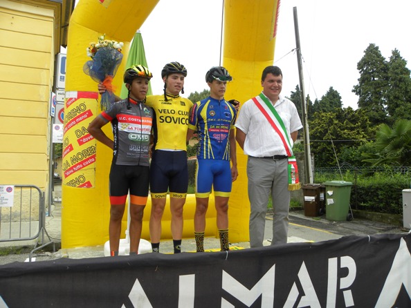 da sx, Sekkak, Vergani e Arioli, podio Piccola Coppa Nazioni con sindaco Taino Stefano Ghiringhelli (Foto Nastasi)