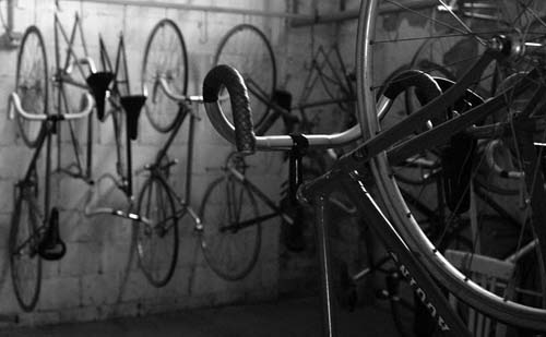 Bici e pezzi di ricambio nei magazzini del Velodromo milanese (Foto Di Fabrizio Delmati) (Foto Fabrizio Delmati)