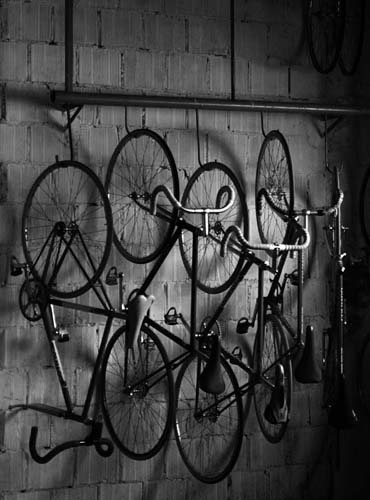 Altre bici appese al chiodo (Foto di Fabrizio Delmati)