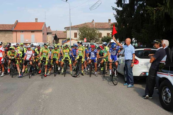 Marino Vigna dà il via al 96° Circuito Alzanese (Foto Pisoni)