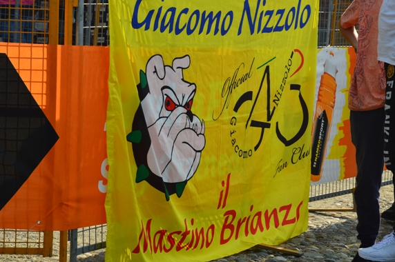Fans Club Giacomo Nizzolo sempre presente con le sue bandiere (Foto Claudio Mollero)