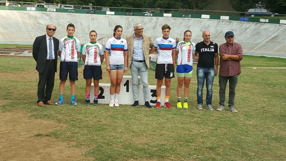 Foto di gruppo dei neo campioni regionali su pista Lazio e Umbria