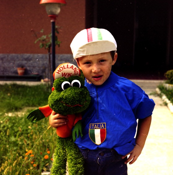Christian con la maglia azzurra e il cappellino Tricolore (Foto di Antonio Pisoni)
