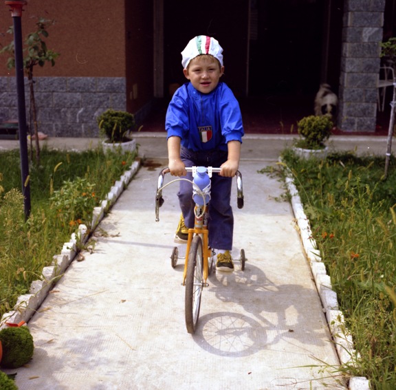 Christian in bici e in tenuta da Azzurro (Foto Antonio Pisoni)