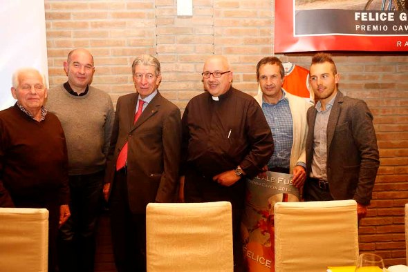 Padre Agostino Gelli, con Giacinto Gelli presidente della Famiglia-Amici del Ciclismo e Felice Gimondi-Sonny Colbrelly (Foto Nastasi)