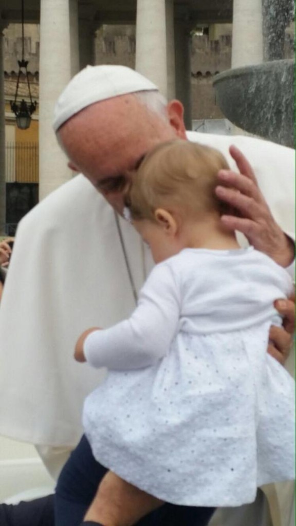 Il Santo Padre con la piccola Maria Vittoria
