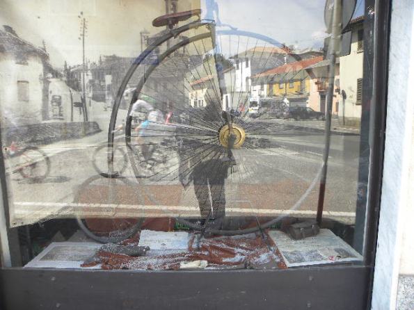 Biciclo nella vetrina della Cicli Battistella (Foto Nastasi)
