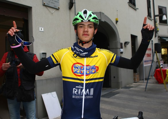 Luca Cretti esulta dopo la vittoria (Foto Berry)