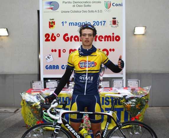 Luca Cretti in posa con la bici (Foto Berry)