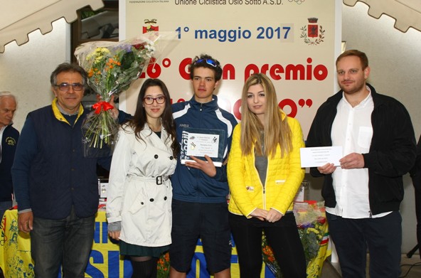 Premiazione Luca Cretti vincitore gara (Foto Berry)
