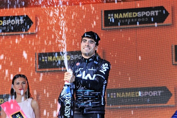 Mikel Landa brindisi podio (Foto Jean Claude Faucher)