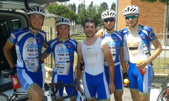 Luca Ferrario, secondo da sx e i suoi compagni dell'Overall Cycling Team a Pregnana Milanese