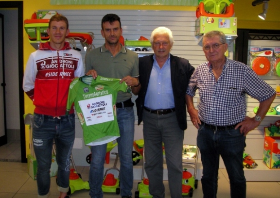 La maglia verde di Ballerini alla Tirreno-Adriatico a Mario Androni