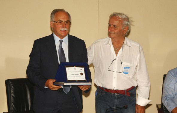 Bettoni premia un Amico del Giro (Foto Berry)
