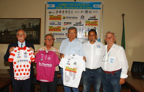 Bettoni, Borghetti e Giaron presentano le maglie del Giro della Provincia di Como (Foto Berry)