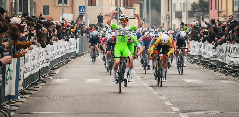 La Rizza (Verona) – Ciclismo Juniores : Medaglia d’Oro Sportivi La Rizza-Trofeo Ex Corridori GS La Rizza bis di Jacopo Vendramin (Industrial Forniture Moro)