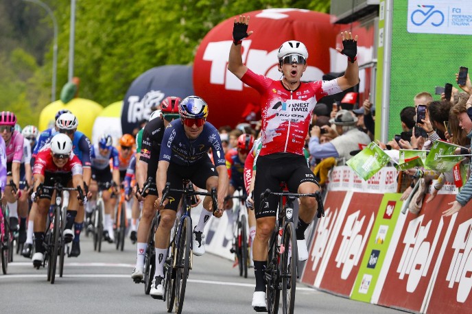 Innsbruck (Austria) – Tommaso Dati (Team Ukyo) vince allo sprint la prima tappa del 49° Tour of the Alps