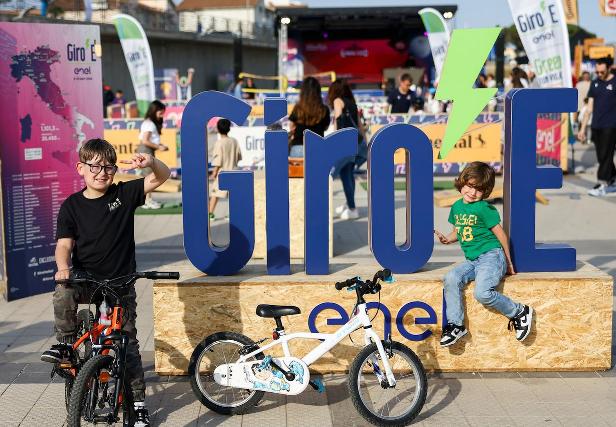 Amantea (Catanzaro) – l’8° edizione del Giro D’Italia E – Enel ha preso il via oggi martedì 12 maggio 2026