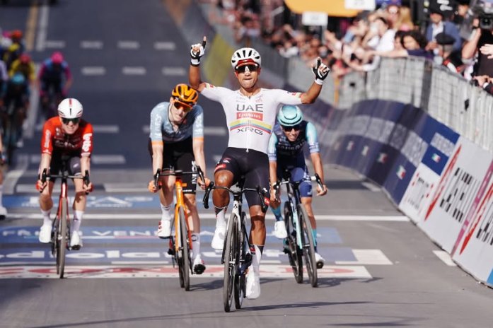 Cosenza – Arrivo 4° Tappa del 109° Giro d’Italia : vince Jhonatan Narvaez (Uae Team Emirates-XRG): Giulio Ciccone conquista la “Maglia Rosa”