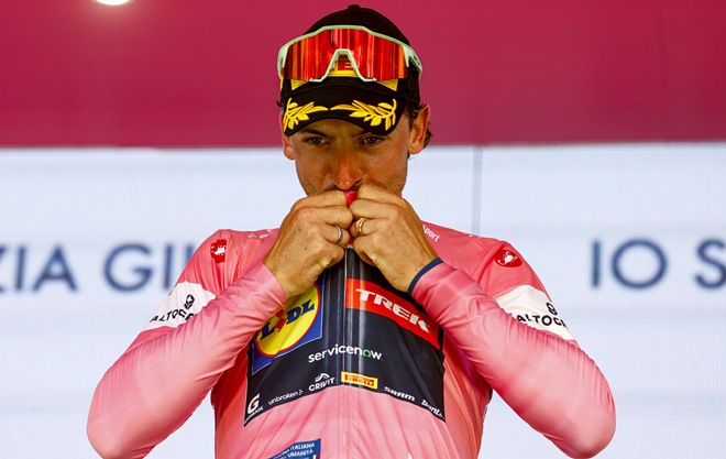 Cosenza – Giulio Ciccone (Lidl-Trek) in Maglia Rosa e Jhonatan Nervaez (Uae Team Emirates XRG) vincitore di tappa